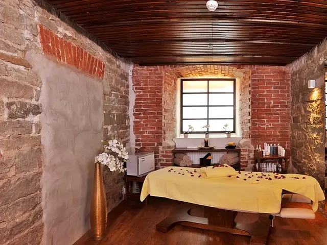 Tuğla duvarlı, gül yapraklı masaj odası — Okmeydanı, Masaj Salonun