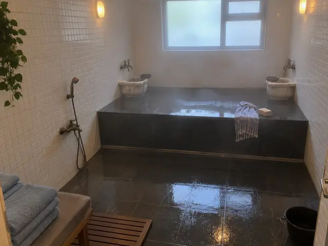 Beyaz mozaikli, kurnalı hamam bölümü — Okmeydanı, Masaj Salonun