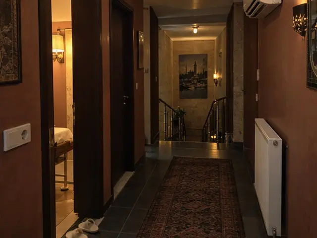 Halılı, apliklerle aydınlanan uzun koridor — Okmeydanı, Masaj Salonun